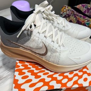 NIKE WOMENS ZOOM WINFLO 8 RUNNING SHOE - BRONZE